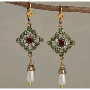 💚 Betsey Johnson beautiful crystal embellished drop dangle earrings 💚